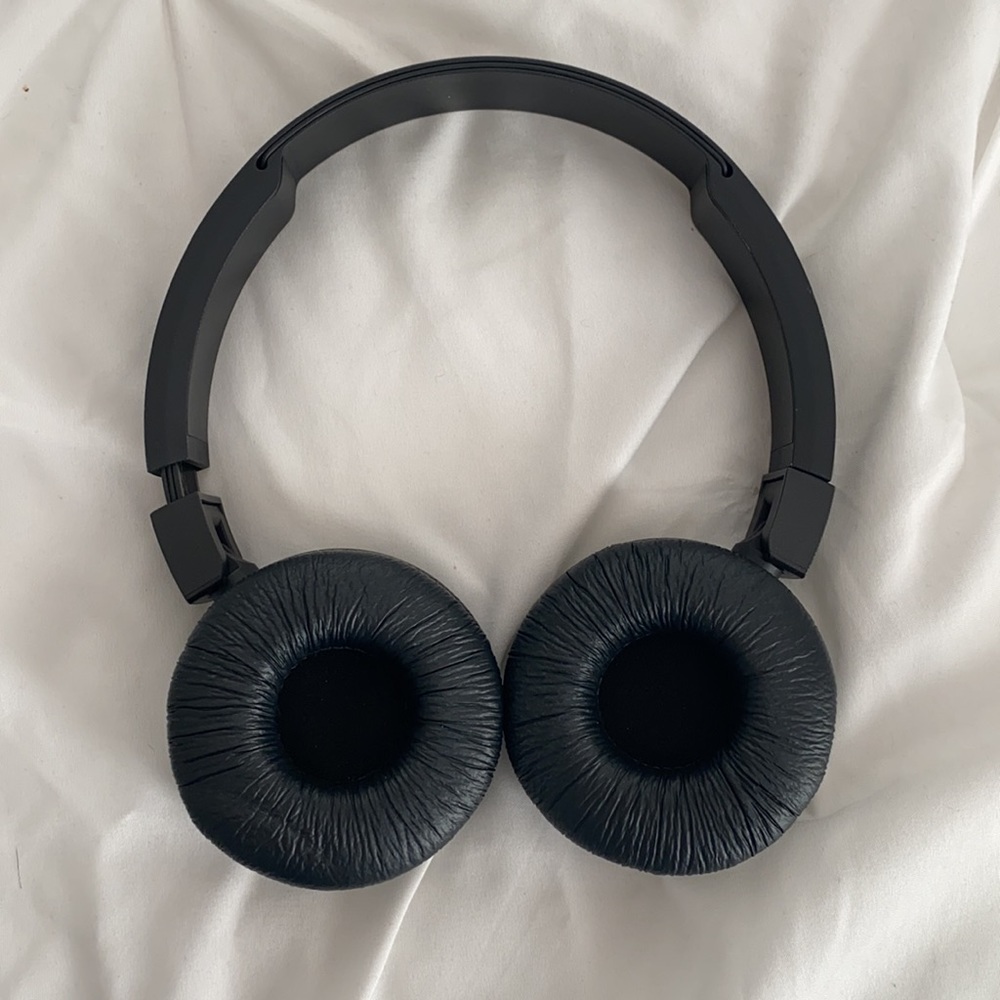 JBL Headphones Barely Used - Picture 2 of 2